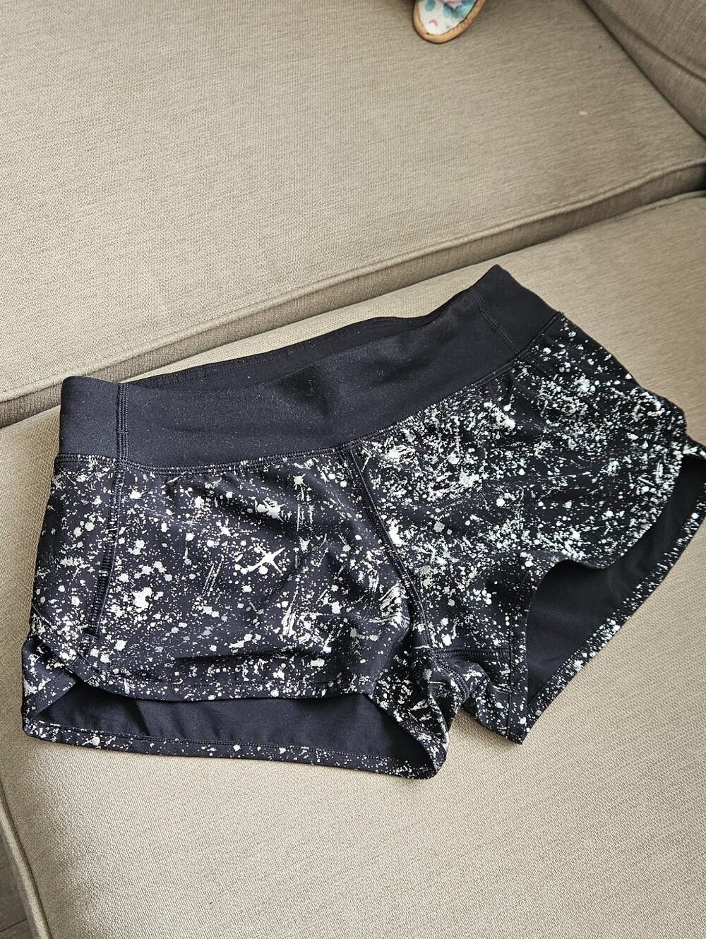 IVIVVA By Lululemon Black Silver Splatter Print Girls Athletic Shorts Low Rise
